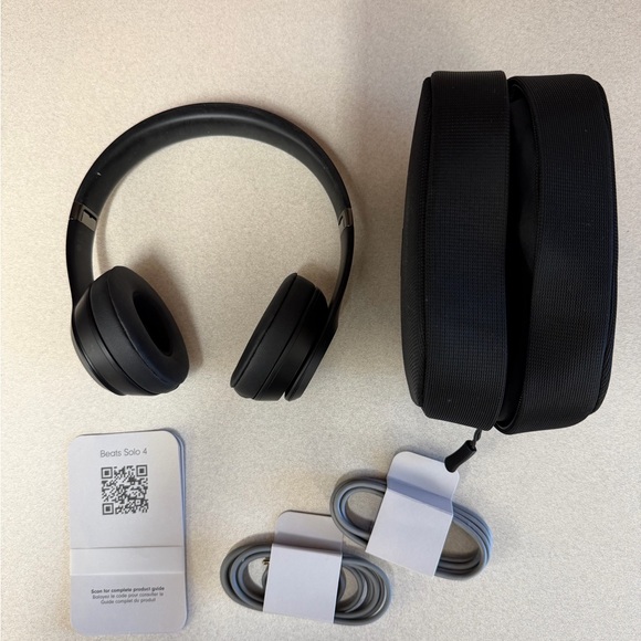 Beats by Dre Solo 4 Black On-Ear Headphones - Picture 1 of 2